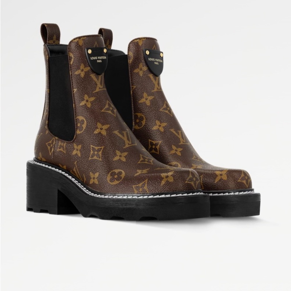 100% Authentic. The LV Beaubourg ankle boot in patent Monogram canvas